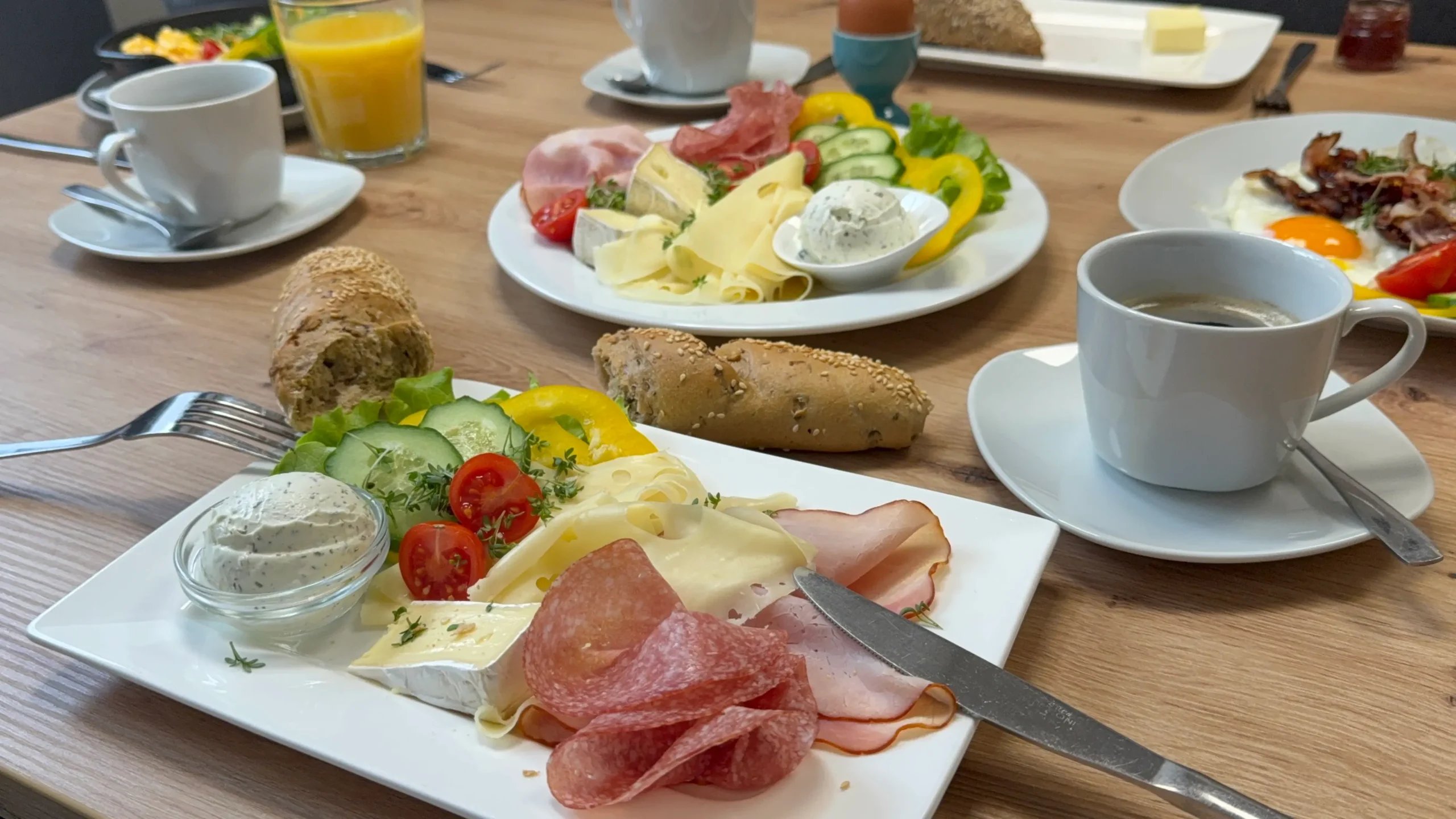 Frühstücksteller mit frischem Gebäck, Wurst, Käse und Gemüse im Stefans Torten Café in Krieglach