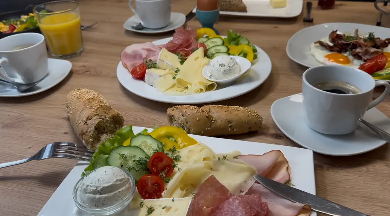 Frühstücksteller mit frischem Gebäck, Wurst, Käse und Gemüse im Stefans Torten Café in Krieglach