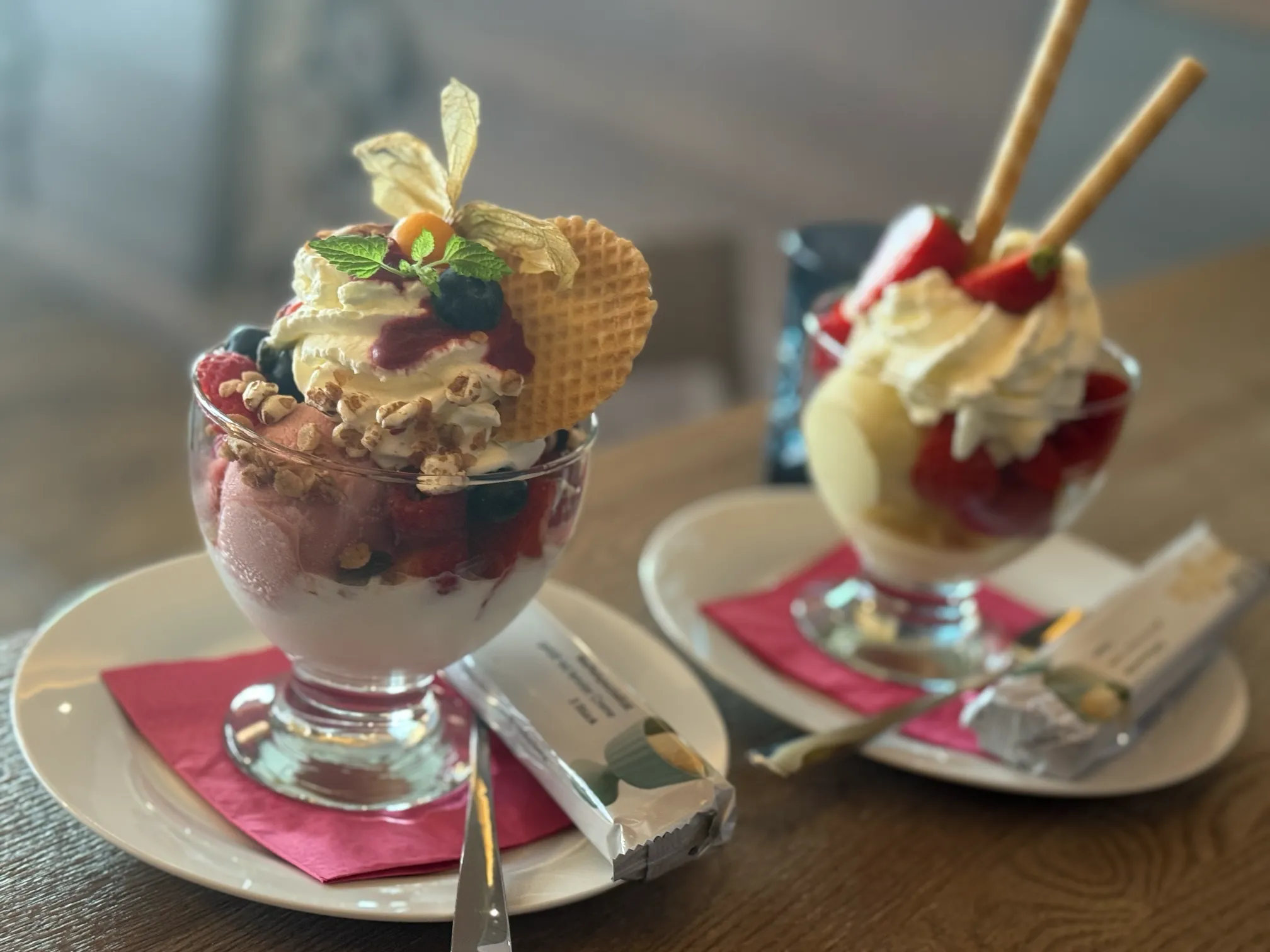Erdbeer- und Himbeereis im Caféglas, liebevoll angerichtet