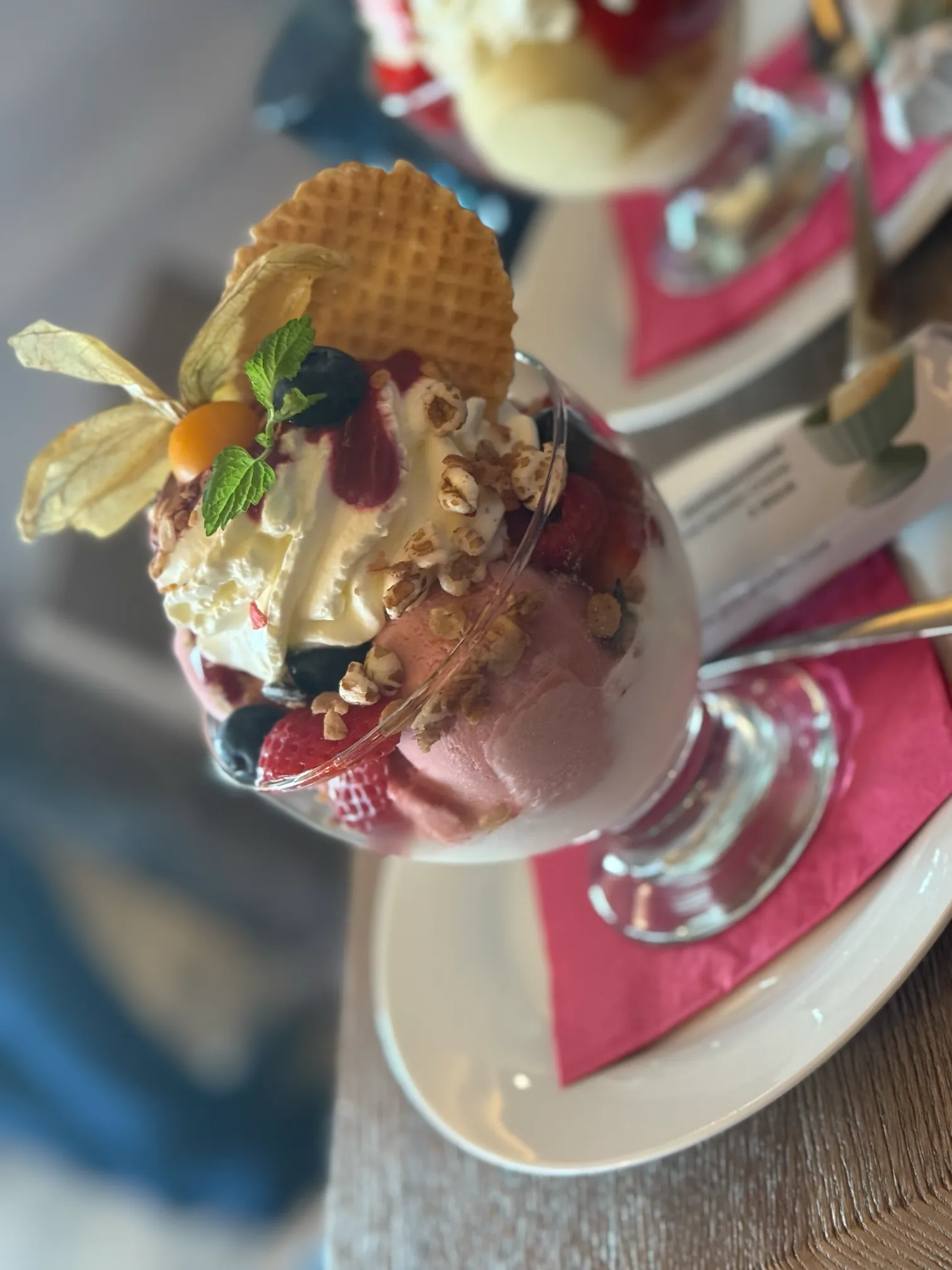 Himbeer-Joghurt-Eis im Dessertglas – mit frischen Beeren und zarter Sahnespur