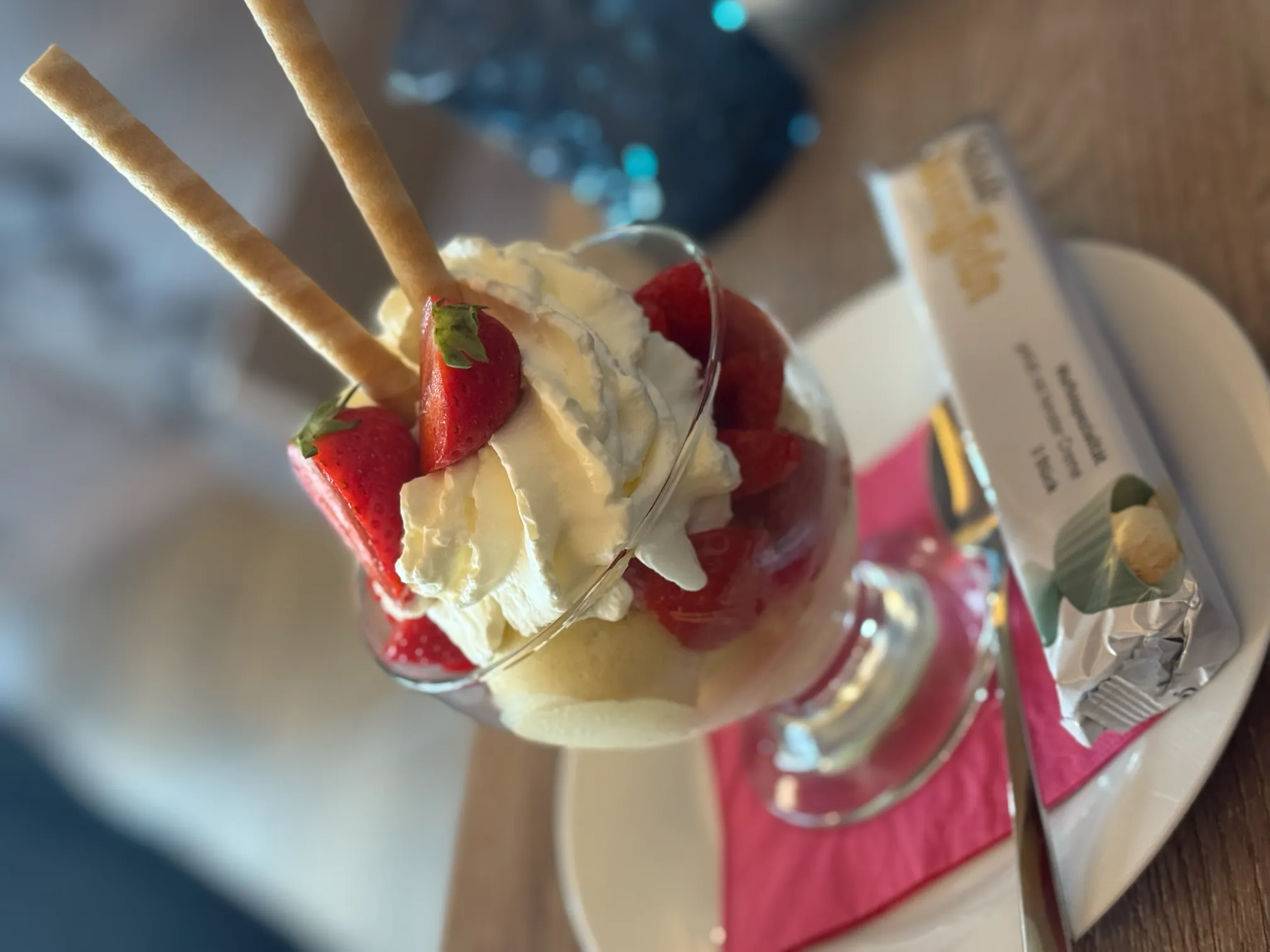 Hausgemachtes Erdbeereis im Glas – liebevoll dekoriert mit frischen Erdbeeren und Sahne