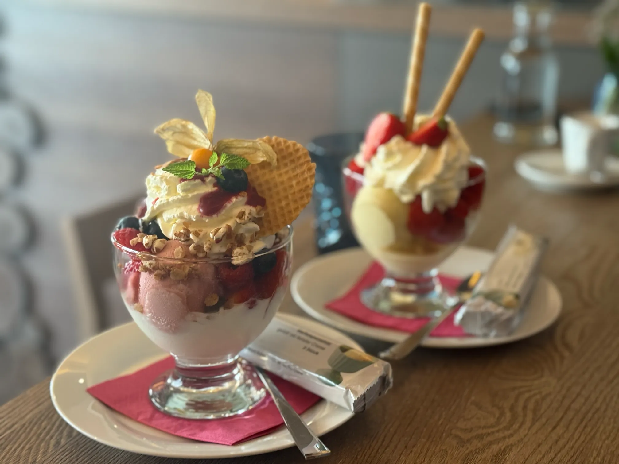 Hausgemachtes Eisduo im Glas – Erdbeere trifft Himbeere